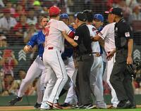 ７回、秋山翔吾への死球後、乱闘騒ぎとなり、新井貴浩監督と三浦大輔監督らでもみ合う（２４年９月１５日）