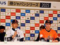 　会見する井端監督（左）とトフーン監督（撮影・山口登）