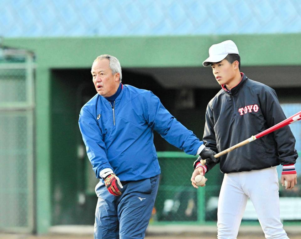　テンポの速いノックを行う岡田監督（撮影・今井雅貴）