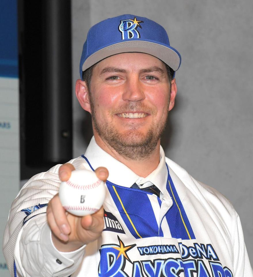 　ボールを手に笑顔を見せるバウアー（撮影・佐藤厚）