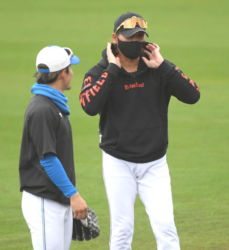 　水野（左）と話す新庄監督（Ｅｎａｇｉｃスタジアム名護）＝２月２４日