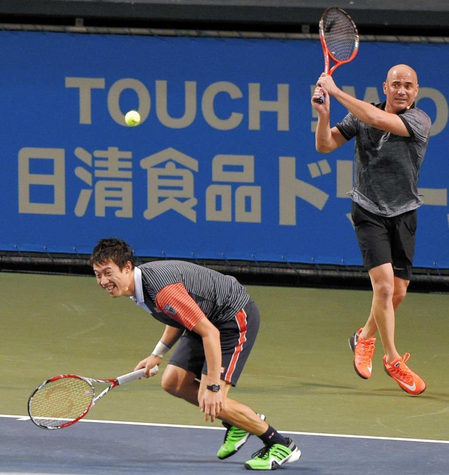 　日清食品ドリームテニスで錦織圭（左）とダブルスを組みプレーするアンドレ・アガシさん＝２０１４年１１月２２日