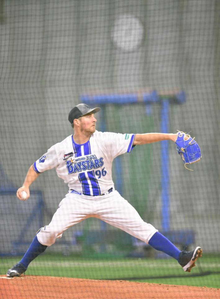 　室内でライブＢＰに登板したバウアー（撮影・開出牧）