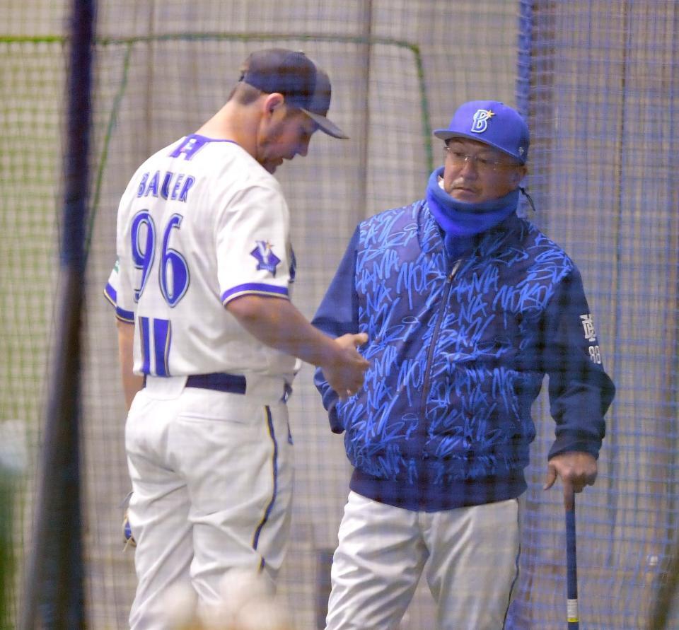 　入来投手コーチ（右）と言葉を交わすバウアー（撮影・開出牧）