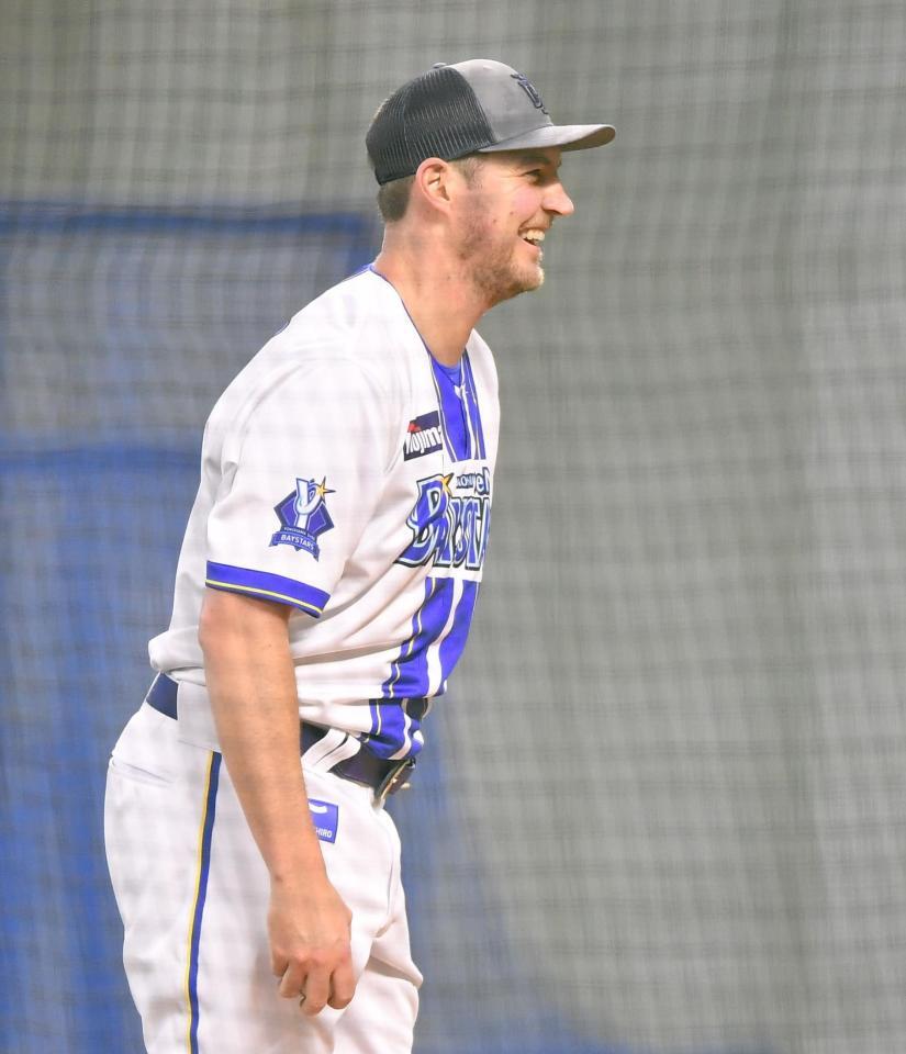 　ライブＢＰの合間に笑顔を見せるバウアー（撮影・開出牧）