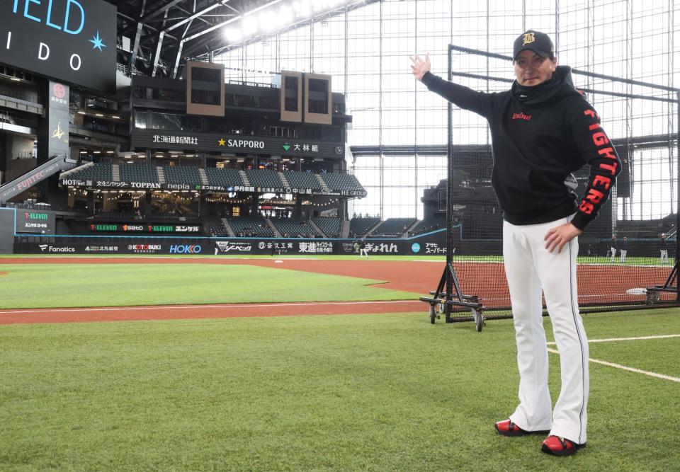 　今季も継続される自身のホームラン賞（レフトスタンド後方の柱）を指さす新庄監督（撮影・中島達哉）