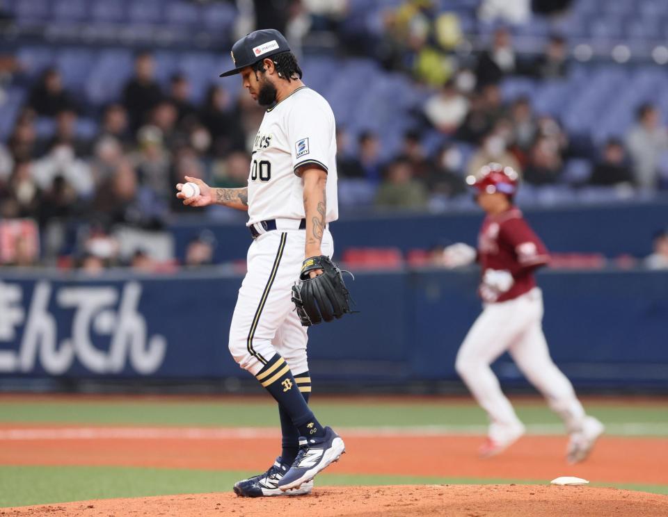 　２回、小郷（右）に先制本塁打を許したエスピノーザ（撮影・石井剣太郎）