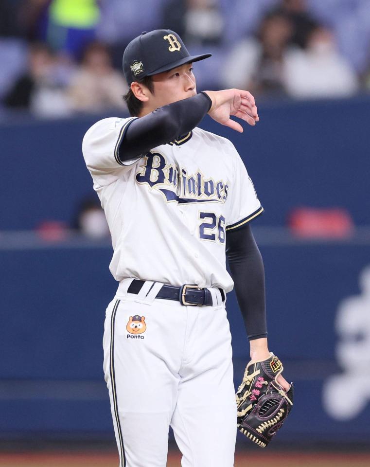 　６回、汗をぬぐう斉藤（撮影・石井剣太郎）