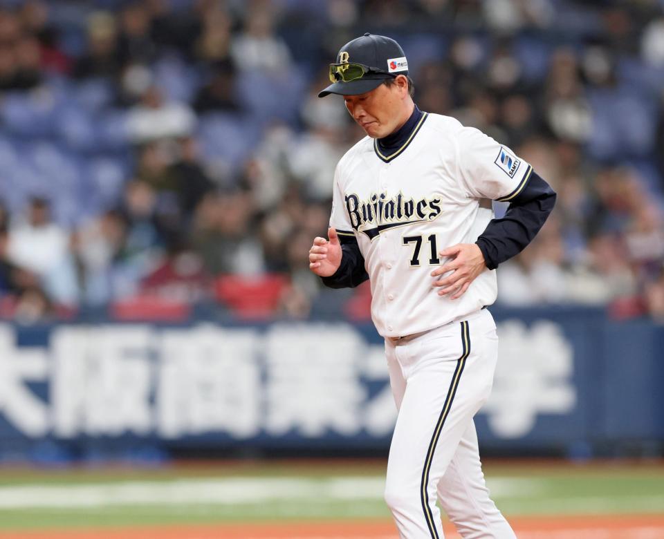 　６回、マウンドからベンチに戻る岸田監督（撮影・石井剣太郎）