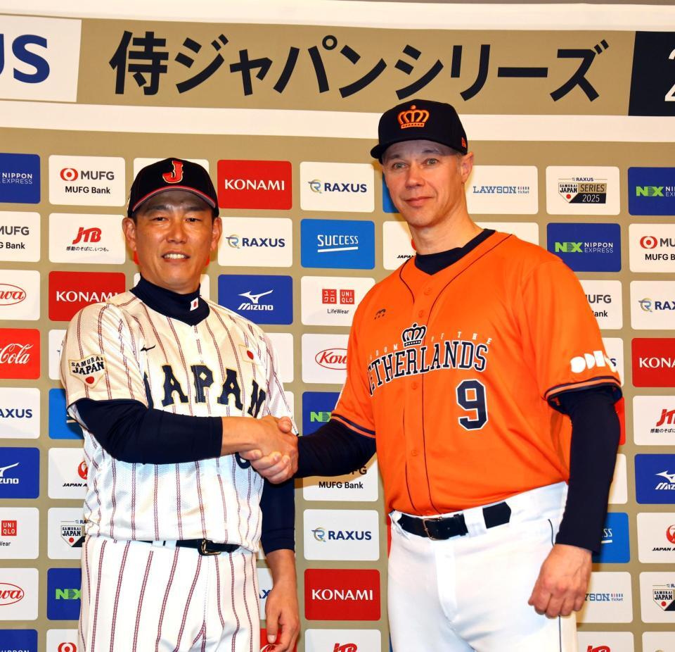 　会見を終え握手を交わす井端監督（左）とトフーン監督（撮影・山口登）