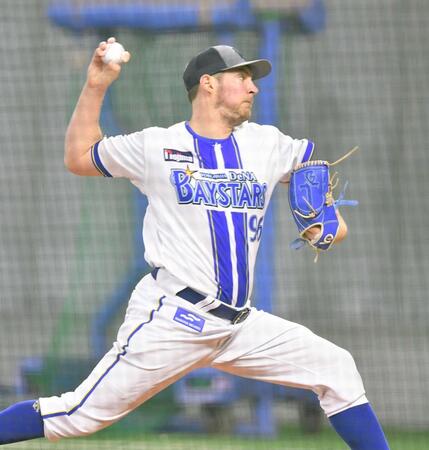 　室内でライブＢＰに登板したバウアー