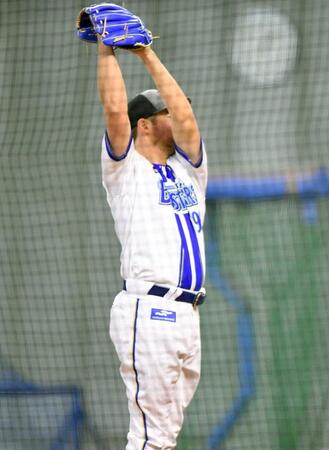 　刀ポーズを見せるバウアー（撮影・開出牧）