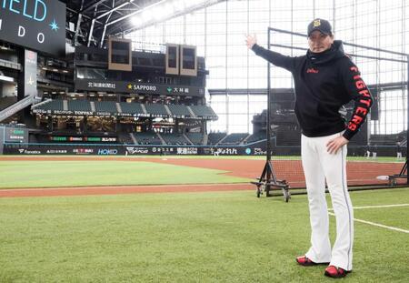 　今季も継続されるホームラン賞を指さす新庄監督（撮影・中島達哉）