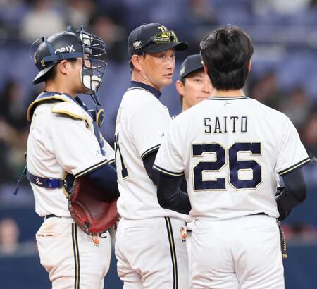 　６回、斎藤（右）に降板を告げる岸田監督（撮影・石井剣太郎）