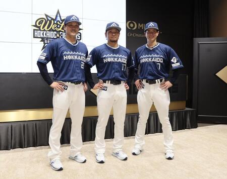 　限定ユニホームを着用する（左から）伏見、伊藤、松本剛（撮影・中島達哉）