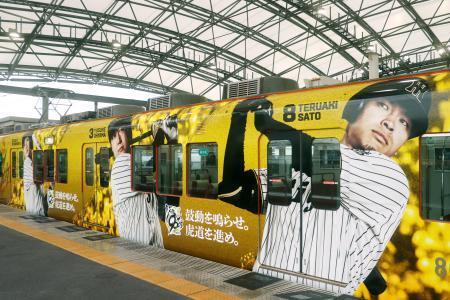 　阪神甲子園駅で披露された、阪神球団創設９０周年記念の特別ラッピング列車＝５日、兵庫県西宮市