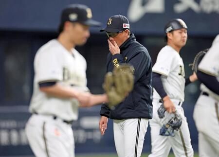 　選手の交代を告げベンチに戻る岸田監督（左から２人目）＝撮影・石井剣太郎