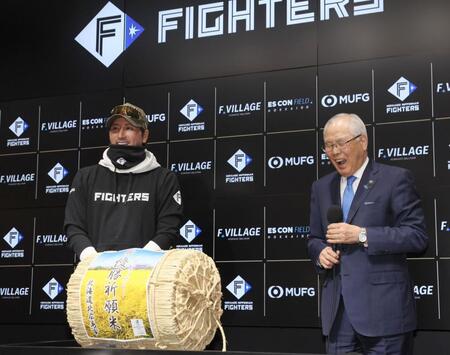 　上野正三北広島市長（右）より優勝祈願米を贈呈され、笑顔を見せる新庄監督（撮影・中島達哉）