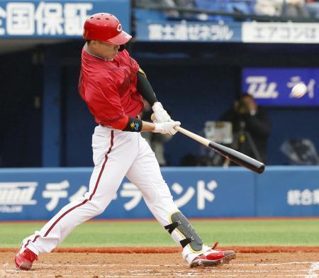 　２回、広島・二俣が左越えに先制本塁打を放つ＝横浜
