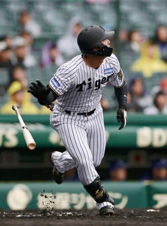 　２回、阪神・前川が左越えに本塁打を放つ＝甲子園
