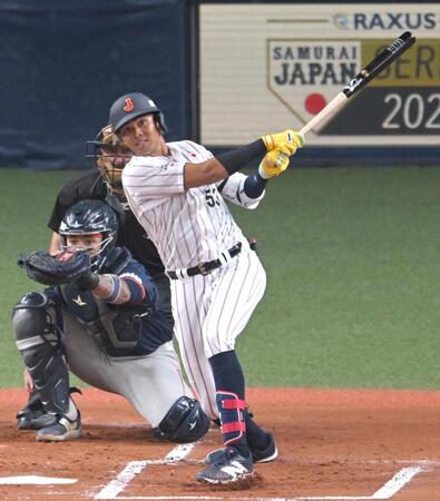 　１回、先制ソロを放つ水谷（撮影・飯室逸平）
