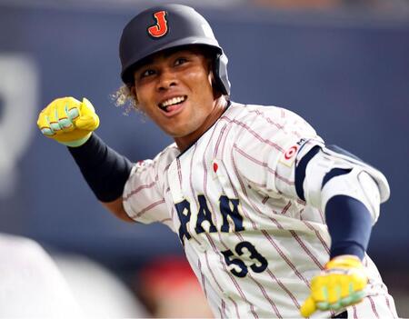 　１回、先制ソロを放ち「熱男」を披露する水谷（撮影・山口登）