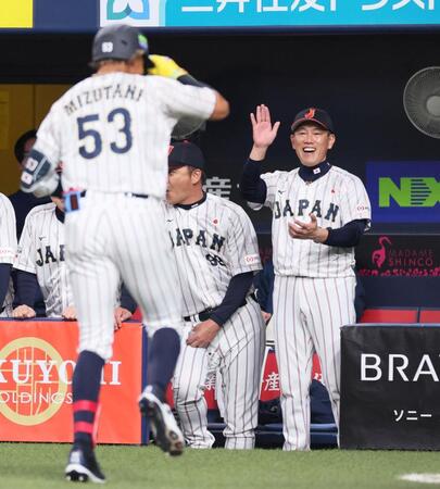 　１回、先頭打者本塁打を放った水谷（５３）を迎える井端監督（撮影・立川洋一郎）