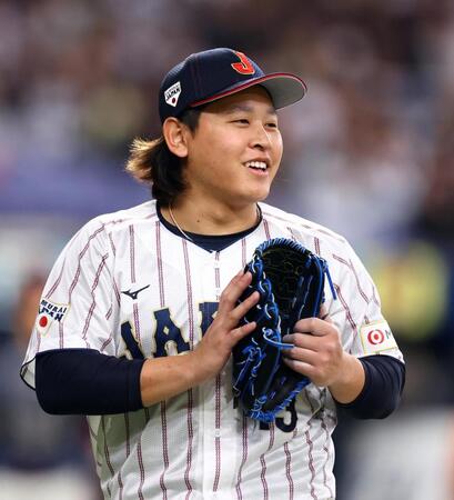 　２回、宮城は無失点に抑え笑顔でベンチに戻る（撮影・山口登）