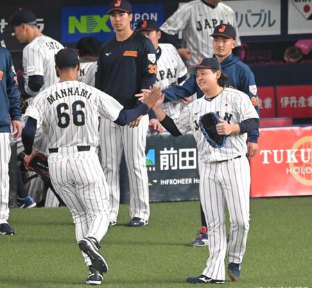 　２回、笑顔で万波（６６）とタッチを交わす宮城（撮影・飯室逸平）