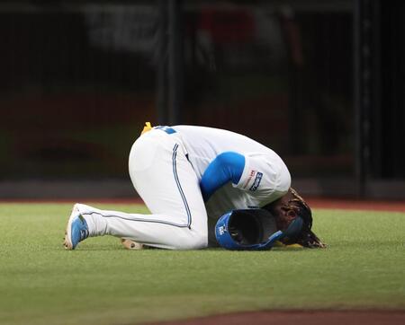 　８回、死球を受け、苦悶の表情を浮かべるレイエス（撮影・中島達哉）