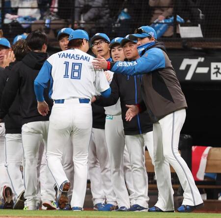 　オープン戦で勝利を挙げ、山崎（１８）らナインを迎える新庄監督（右）＝撮影・中島達哉