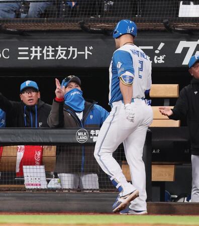 　４回、逆転３ランを放ったマルティネス（右）を迎える新庄監督（中央）＝撮影・中島達哉