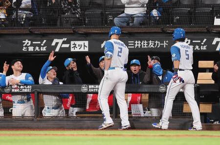 　４回、逆転３ランを放ったマルティネス（２）を迎える新庄監督（右から２人目）ら日本ハムナイン（撮影・中島達哉）