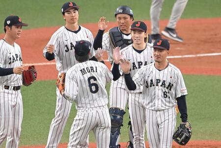 　最後を締め、ナインとハイタッチを交わす（右から）矢野、常広ら日本ナイン（撮影・飯室逸平）