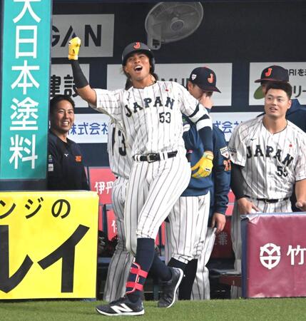 　１回、先制ソロを放ち、熱男ポーズを決める水谷（撮影・飯室逸平）