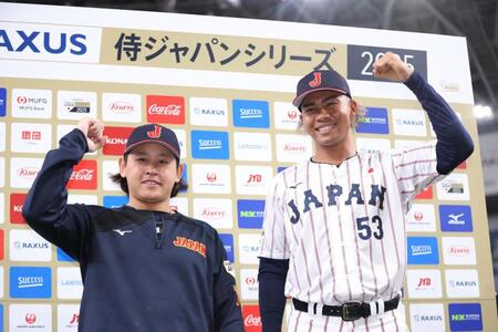 　ヒーローインタビューを終え、ポーズをとる宮城（左）と水谷