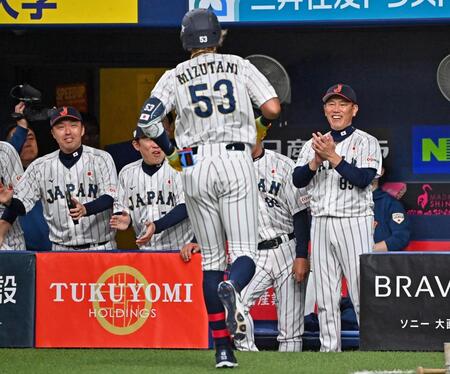 　１回裏、先制ソロを放った水谷（手前）迎える井端監督（右端）ら