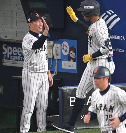 　１回、水谷瞬を迎える井端監督（撮影・飯室逸平）