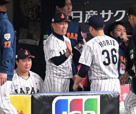 　４回、塹江を笑顔で迎える井端監督（中央）＝撮影・飯室逸平