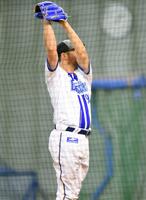 　刀ポーズを見せるバウアー（撮影・開出牧）