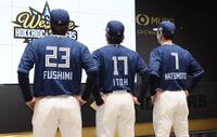 　限定ユニホームを着用し、背番号を披露する（左から）伏見、伊藤、松本剛（撮影・中島達哉）