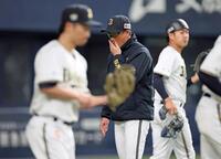 　選手の交代を告げベンチに戻る岸田監督（左から２人目）＝撮影・石井剣太郎