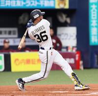 　４回、勝ち越し犠飛を放つオリバレス（撮影・石井剣太郎）