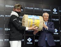 　上野正三北広島市長（右）より優勝祈願米を贈呈された新庄監督（撮影・中島達哉）