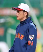 　練習を見守る能見コーチ（撮影・山口登）