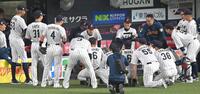 　ベンチ前で円陣を組む日本ナイン（撮影・飯室逸平）