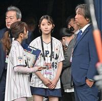 　オランダ戦前の練習を見守る乃木坂４６の黒見明香（中）と里崎智也氏（右）