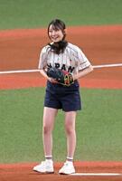 　始球式を務めた乃木坂４６・黒見明香（撮影・飯室逸平）