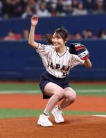　始球式を務める乃木坂４６黒見明香（撮影・山口登）