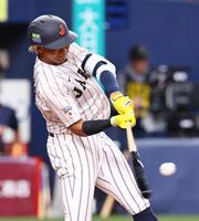 　１回、左中間に先制ソロを放つ水谷（撮影・山口登）